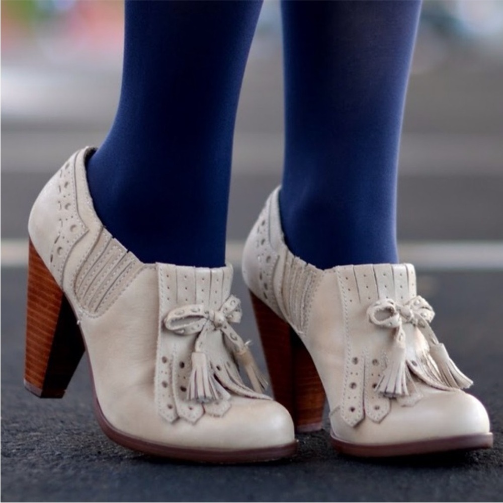ANTHRO SEYCHELLES Clue Retro Pin Up 50s English Academia Kilty Tassel Heels